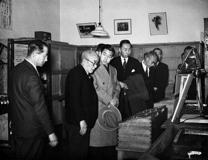 上皇ご夫妻婚約内定65年周年記念日に「東京工芸大学100年記念展」へ　結婚発表の写真を学内で撮影　秘蔵写真も