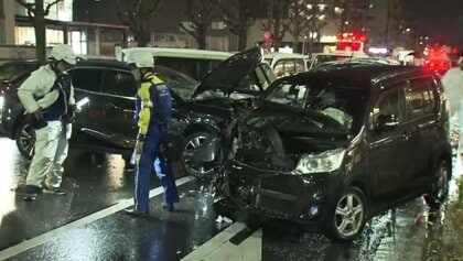 車５台が絡む事故　４０代女性が意識不明の重体で搬送　女性の1歳の娘など２人もケガ　何らかの理由で女性が運転する車が対向車線にはみ出す　京都・右京区