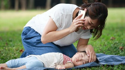 もしも熱中症が疑われたら? 慌てずに対応するための「応急処置」のポイント