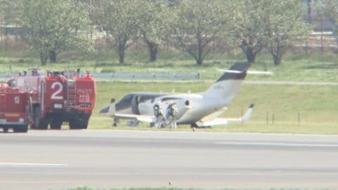プライベートジェット機が風にあおられ成田空港の滑走路外で停止　A滑走路閉鎖し点検つづく　乗員3人けがなし
