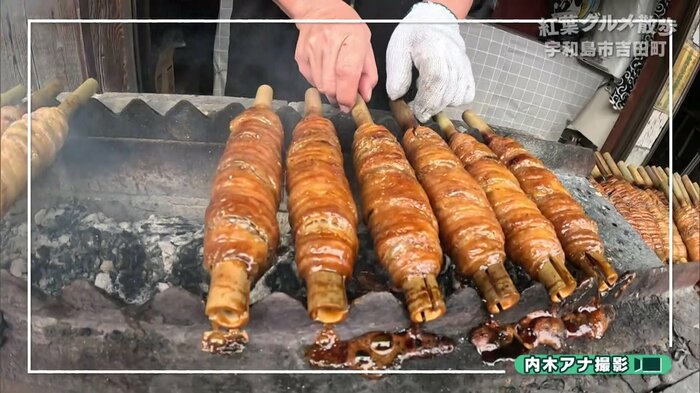 秘伝のたれをかけて焼いていく