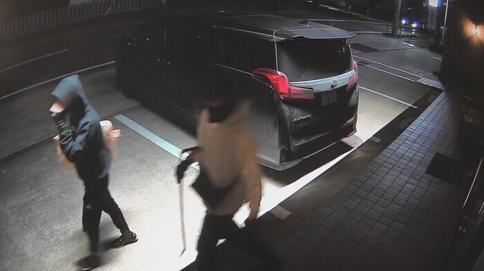バールのようなものを手に店内へ向かう犯人ら