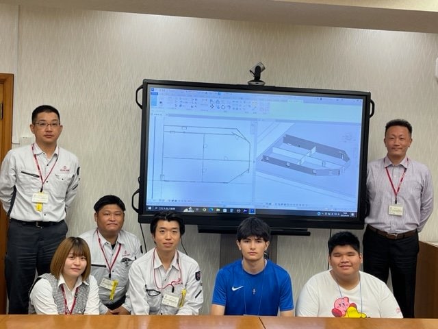 インターンを終えた2人と石川建設のスタッフ 右端が担当する高橋さん