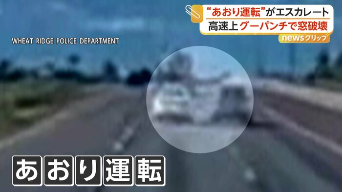 無理な追い抜きを行っていた車（右）