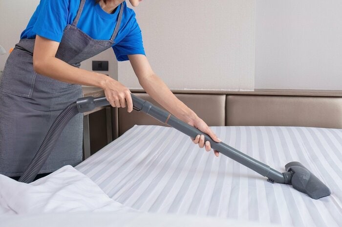 ベッドの掃除機がけは念入りに（画像はイメージ）
