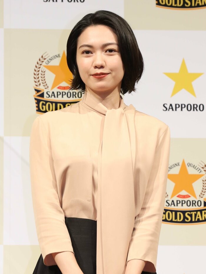 二階堂ふみ ヌーディーカラーのブラウスで