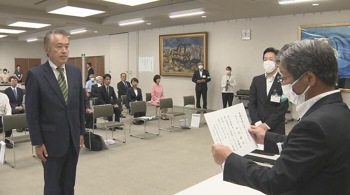 当選証書を受け取る山崎昭夫市議（2023年）