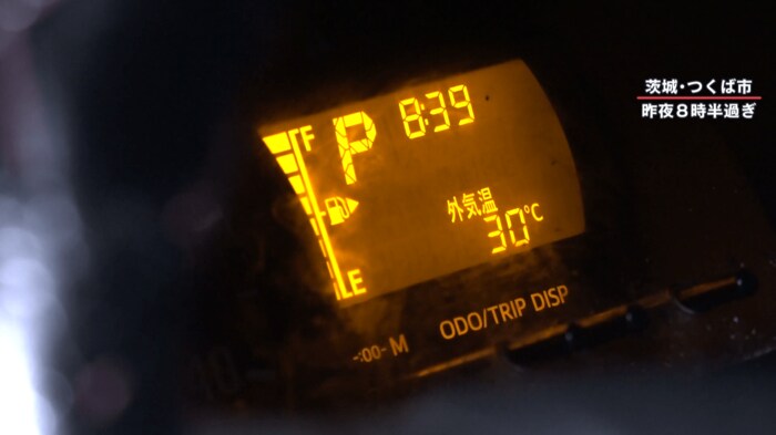 外気温が30℃をさしているが、男性は車のエンジンを消してしまった