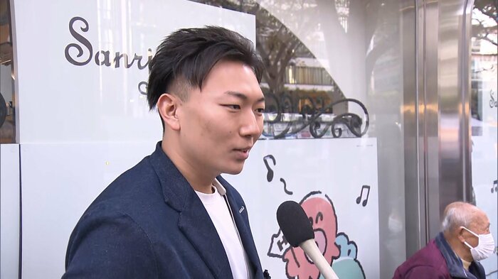 年末ジャンボ宝くじに並ぶ人