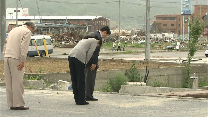 津波で流されたスーパー跡地で黙とうをされる両陛下(2011年8月)