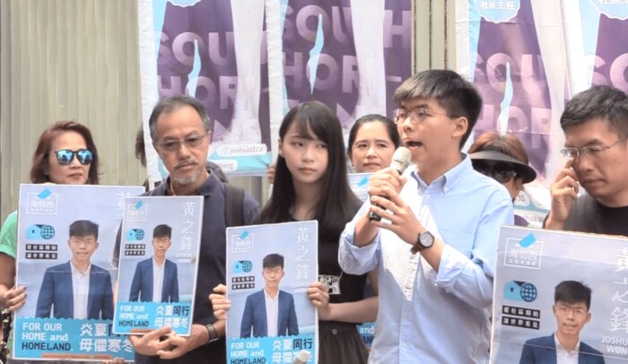 香港地方選出馬を目指す民主活動家を応援する周庭さん(2019年9月)