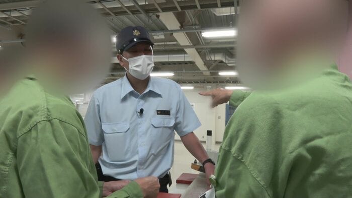 受刑者とコミュニケーションをとる作業専門官