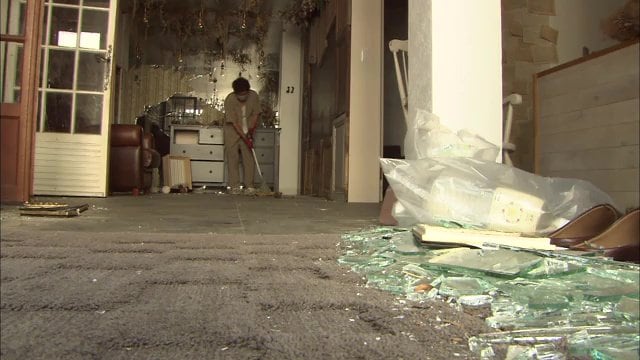 事故当時の白岩さん 爆風で飛び散ったガラスを片付ける