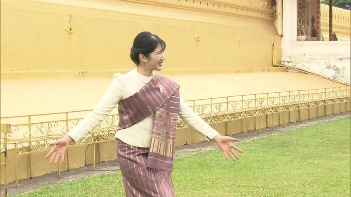 ラオス側関係者に記念撮影への参加を呼びかけられる愛子さま