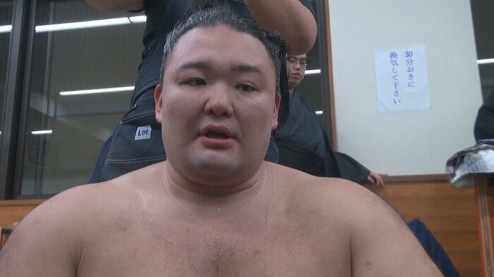 翔猿との取組後に取材に応える朝乃山（19日）