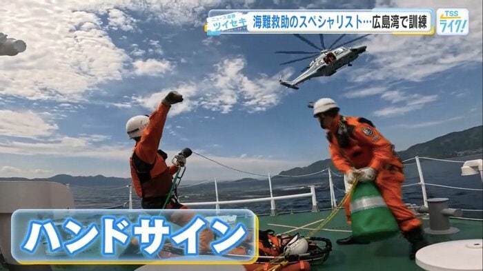 仲間にハンドサインを送る隊員