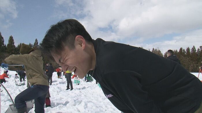 記録的大雪の影響で、掘り出すのに苦戦…