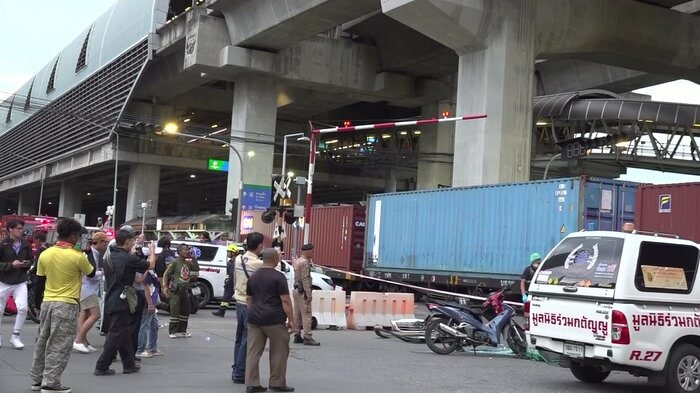 現場は高架鉄道のマッカサン駅に近い交通の要所