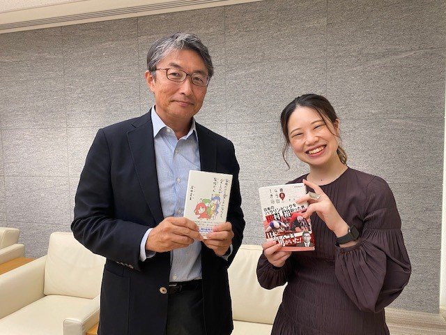 岸田さんが持っているのは筆者の著書。岸田さんにあやかりたいと。