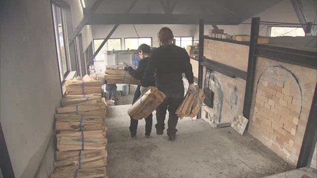 薪を運ぶ二人