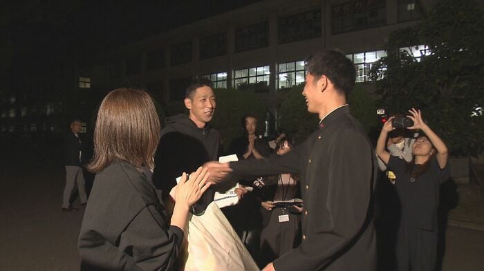 会見後両親と喜びあう平田選手