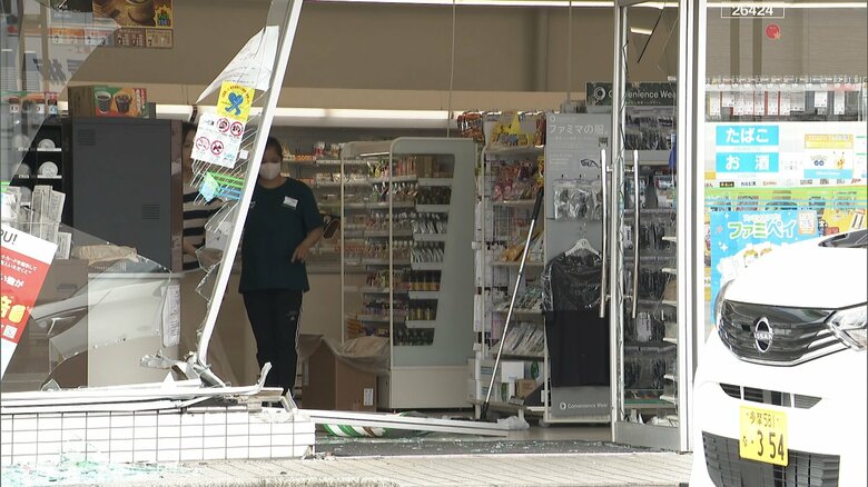 コンビニに60代男性が運転する車突っ込む 29歳女性客が巻き込まれケガ アクセルとブレーキの踏み間違いか 東京・小平市|FNNプライムオンライン