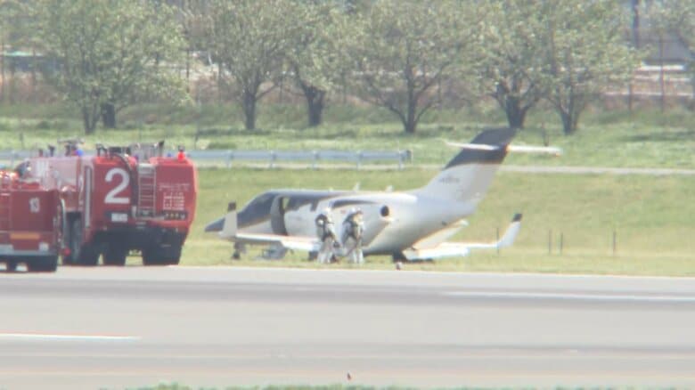 プライベートジェット機が風にあおられ成田空港の滑走路外で停止　A滑走路閉鎖し点検つづく　乗員3人けがなし｜FNNプライムオンライン
