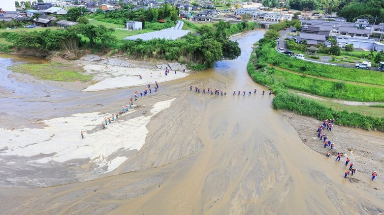 長靴ではなくスニーカーを！今そこにある洪水の危機に備える　大雨の季節に命運分ける水害の事前対策と避難時の注意点｜FNNプライムオンライン