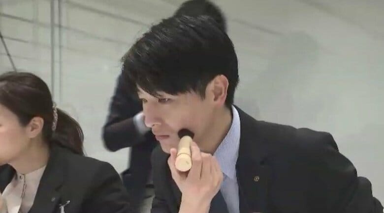 「第一印象は6～7秒で決まる」美のプロによる“身だしなみ研修”　新人の市職員が眉毛の整え方や笑顔の作り方など学ぶ　福岡・久留米市｜FNNプライムオンライン