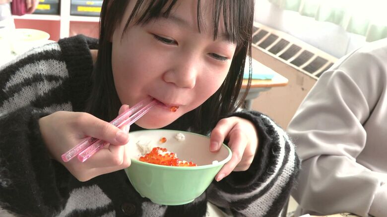 「標津に生まれてよかった！」イクラ丼の給食に子どもたち大喜び　秋サケ漁は好転か　前年のペースを上回る　北海道・標津町｜FNNプライムオンライン