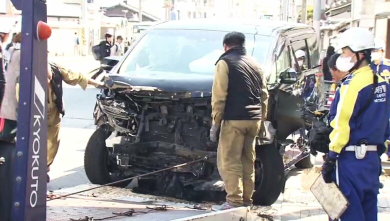 タクシーと乗用車の衝突事故　はずみでタクシーがビルに突っ込む　京都の市街地の交差点で事故発生し2人けが｜FNNプライムオンライン
