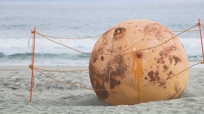 海岸に漂着した“謎の物体”は「海外製のブイ＝浮き」か　23日にもトラックで搬出へ　静岡・浜松市｜FNNプライムオンライン