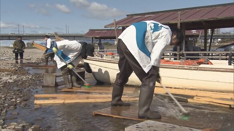 5/11の開幕まで約1カ月…長良川で鵜飼観覧船に付いたコケなど落とす船洗い 2週間ほどかけ40隻以上を綺麗に｜FNNプライムオンライン