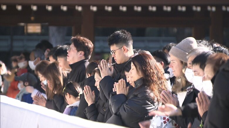 東京・明治神宮も初詣客で賑わう　本殿前にさい銭用の大きな囲い｜FNNプライムオンライン