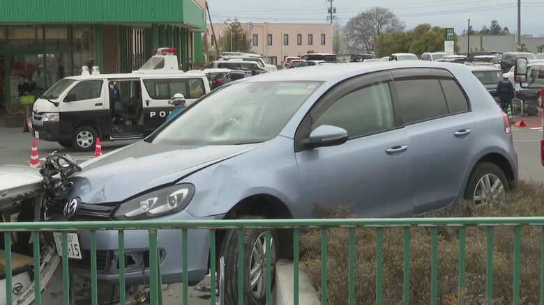 「ダダダダダダと…」スーパーの駐車場で車が暴走　運転の70代女を逮捕　買い物客や車に次々に衝突　はねられた高齢女性1人が意識不明｜FNNプライムオンライン
