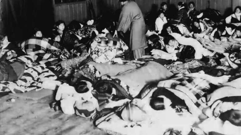 床に布団を敷いて雑魚寝…昭和5年の避難所写真が今と変わらない理由｜FNNプライムオンライン