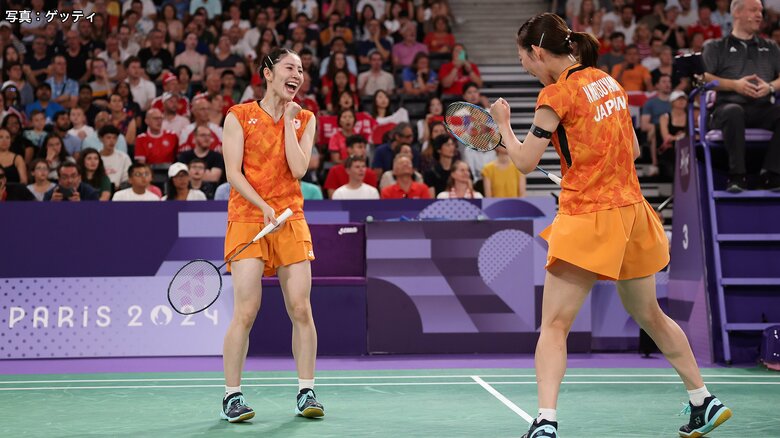 【バドミントン女子ダブルス】志田千陽と松山奈未の「シダマツ」ペアがデンマーク代表にストレート勝ち　準決勝へ　メダル確定まであと1勝｜FNNプライムオンライン