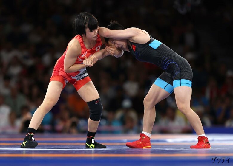 レスリング女子53キロ級準決勝　藤波朱理選手（左）と中国の龐倩玉選手（右）