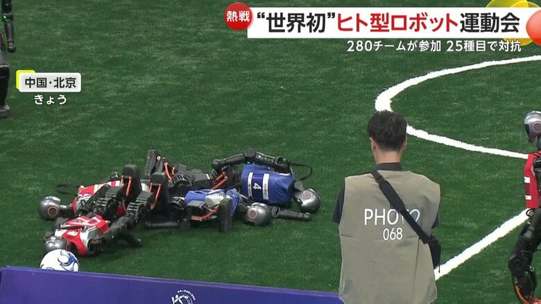 サッカーの試合でバタバタと倒れていく選手たち⑤