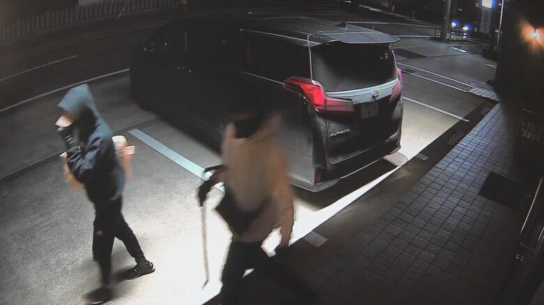 バールのようなものを手に店内へ向かう犯人ら