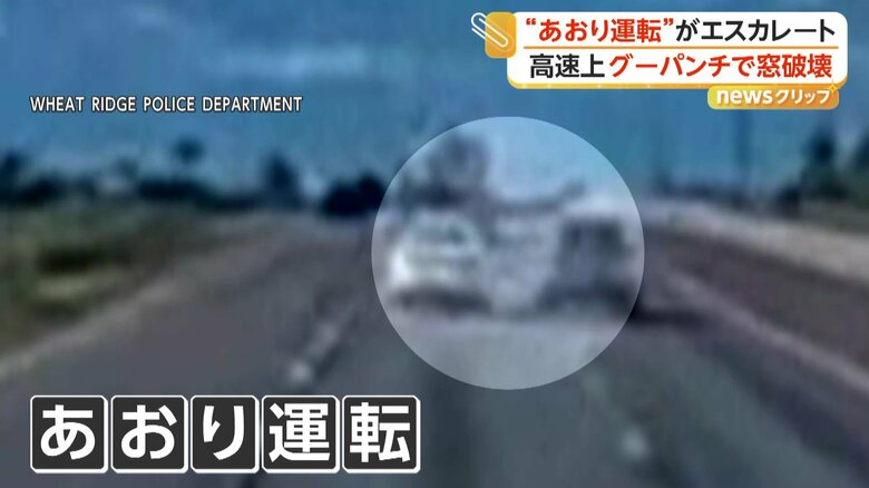 無理な追い抜きを行っていた車（右）