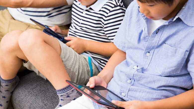 家でずっとゲームをしている子は親の悩みの種に