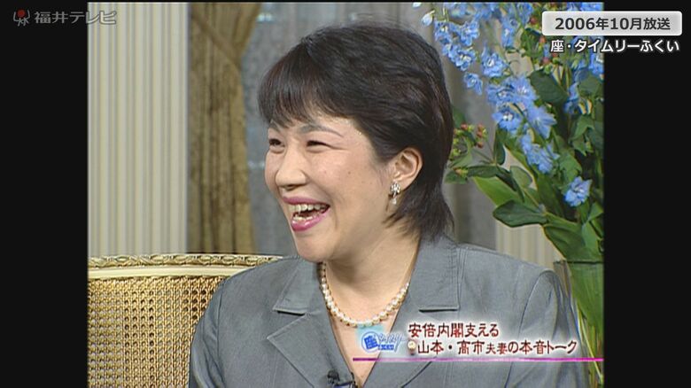 笑いを交えながら話す高市氏