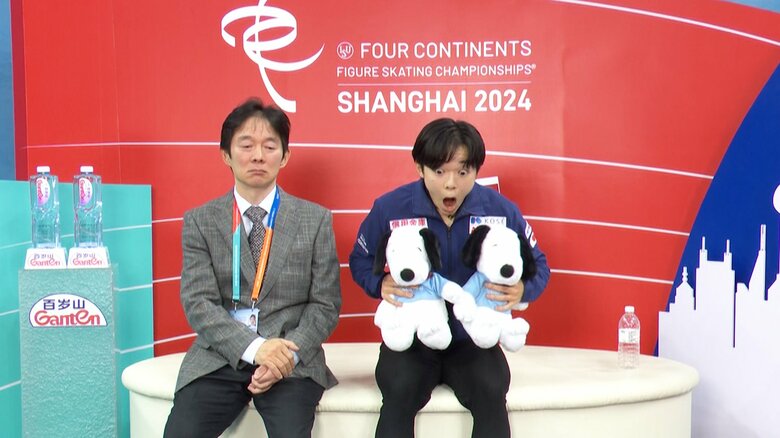 点数が出た瞬間、驚きの表情を見せる鍵山（2024年四大陸）
