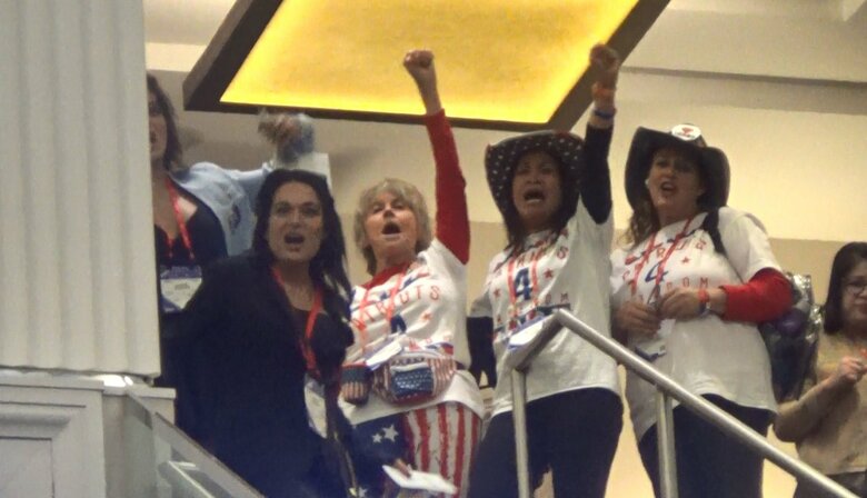 「私たちはトランプを愛している」と叫ぶ女性達