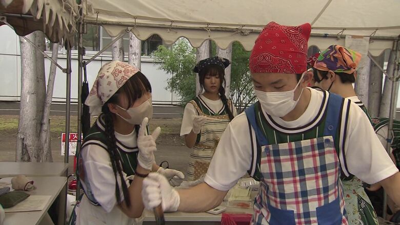 クラスメイトとチャーハン作りに励む森本選手