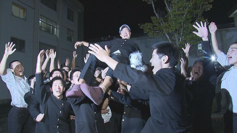 仲間たちと喜び合う狩生投手