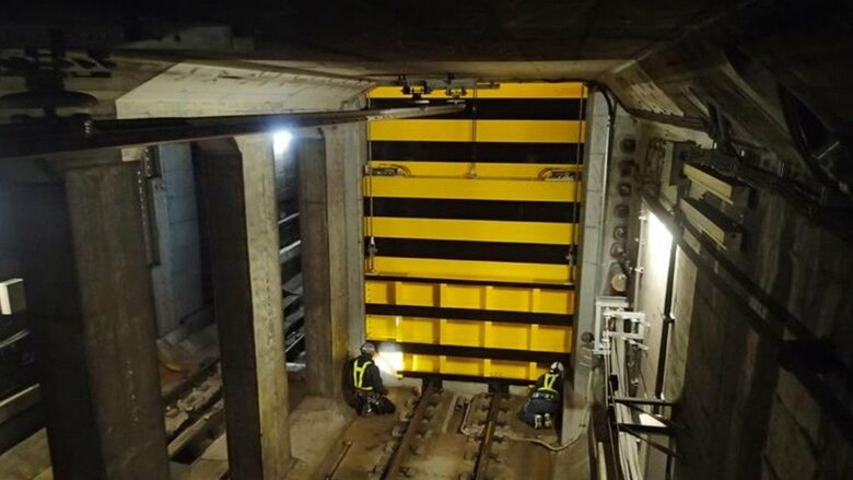 トンネル内の防水ゲート。浸水が広がることを防ぐ（画像提供：東京地下鉄株式会社）