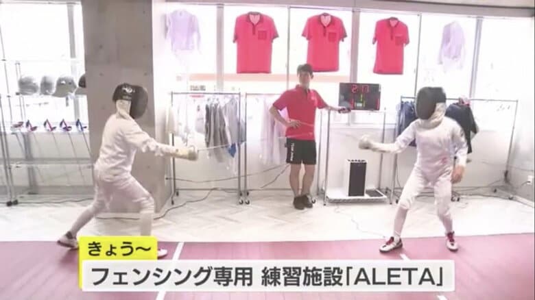 パリオリンピック・フェンシング男子エペ個人金メダリストの加納虹輝選手（左）