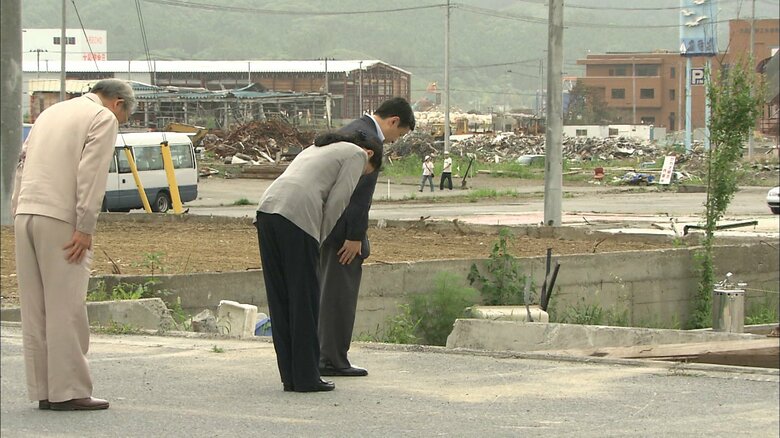 津波で流されたスーパー跡地で黙とうをされる両陛下（2011年8月）